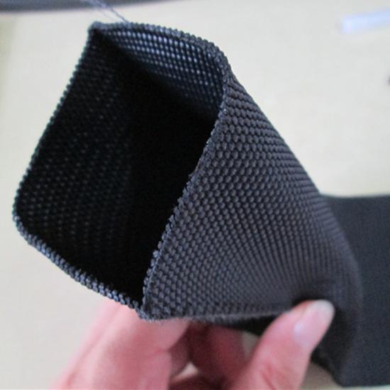 Polyester slanghoes voor bescherming tegen slijtage van hydraulische slangen